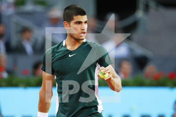 2022-05-05 - Carlos Alcaraz of Spain in action against Cameron Norrie of Great Britain during the Mutua Madrid Open 2022 tennis tournament on May 5, 2022 at Caja Magica stadium in Madrid, Spain - MUTUA MADRID OPEN 2022 TENNIS TOURNAMENT - INTERNATIONALS - TENNIS