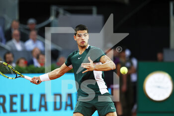 2022-05-05 - Carlos Alcaraz of Spain in action against Cameron Norrie of Great Britain during the Mutua Madrid Open 2022 tennis tournament on May 5, 2022 at Caja Magica stadium in Madrid, Spain - MUTUA MADRID OPEN 2022 TENNIS TOURNAMENT - INTERNATIONALS - TENNIS