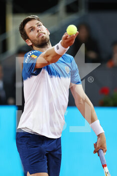2022-05-05 - Cameron Norrie of Great Britain in action against Carlos Alcaraz of Spain during the Mutua Madrid Open 2022 tennis tournament on May 5, 2022 at Caja Magica stadium in Madrid, Spain - MUTUA MADRID OPEN 2022 TENNIS TOURNAMENT - INTERNATIONALS - TENNIS