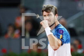 2022-05-05 - Cameron Norrie of Great Britain in action against Carlos Alcaraz of Spain during the Mutua Madrid Open 2022 tennis tournament on May 5, 2022 at Caja Magica stadium in Madrid, Spain - MUTUA MADRID OPEN 2022 TENNIS TOURNAMENT - INTERNATIONALS - TENNIS