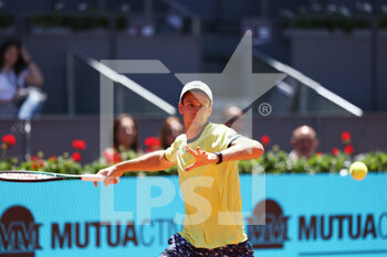 2022-05-06 - Hubert Hurkacz of Poland in action against Novak Djokovic of Serbia during the Mutua Madrid Open 2022 tennis tournament on May 6, 2022 at Caja Magica stadium in Madrid, Spain - MUTUA MADRID OPEN 2022 TENNIS TOURNAMENT - INTERNATIONALS - TENNIS