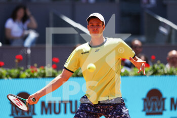 2022-05-06 - Hubert Hurkacz of Poland in action against Novak Djokovic of Serbia during the Mutua Madrid Open 2022 tennis tournament on May 6, 2022 at Caja Magica stadium in Madrid, Spain - MUTUA MADRID OPEN 2022 TENNIS TOURNAMENT - INTERNATIONALS - TENNIS