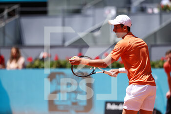 2022-05-06 - Novak Djokovic of Serbia in action against Hubert Hurkacz of Poland during the Mutua Madrid Open 2022 tennis tournament on May 6, 2022 at Caja Magica stadium in Madrid, Spain - MUTUA MADRID OPEN 2022 TENNIS TOURNAMENT - INTERNATIONALS - TENNIS