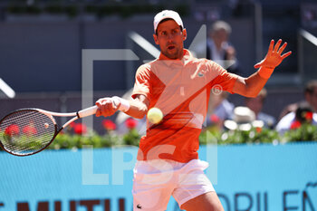 2022-05-06 - Novak Djokovic of Serbia in action against Hubert Hurkacz of Poland during the Mutua Madrid Open 2022 tennis tournament on May 6, 2022 at Caja Magica stadium in Madrid, Spain - MUTUA MADRID OPEN 2022 TENNIS TOURNAMENT - INTERNATIONALS - TENNIS