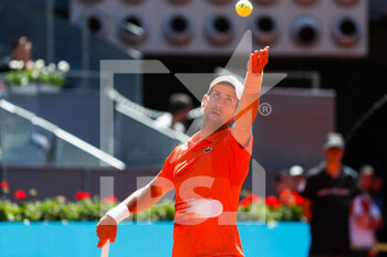 2022-05-06 - Novak Djokovic from Serbia in action against Hubert Hurkacz from Poland during the Mutua Madrid Open 2022 tennis tournament on May 6, 2022 at Caja Magica stadium in Madrid, Spain - MUTUA MADRID OPEN 2022 TENNIS TOURNAMENT - INTERNATIONALS - TENNIS
