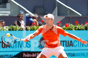 2022-05-06 - Novak Djokovic from Serbia in action against Hubert Hurkacz from Poland during the Mutua Madrid Open 2022 tennis tournament on May 6, 2022 at Caja Magica stadium in Madrid, Spain - MUTUA MADRID OPEN 2022 TENNIS TOURNAMENT - INTERNATIONALS - TENNIS