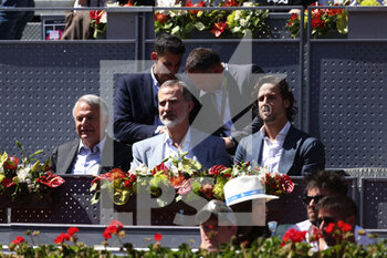 2022-05-06 - Felipe VI, King of Spain, and Feliciano Lopez are seen during the Mutua Madrid Open 2022 tennis tournament on May 6, 2022 at Caja Magica stadium in Madrid, Spain - MUTUA MADRID OPEN 2022 TENNIS TOURNAMENT - INTERNATIONALS - TENNIS