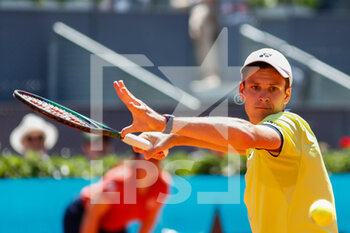 2022-05-06 - Hubert Hurkacz from Poland in action against Novak Djokovic from Serbia during the Mutua Madrid Open 2022 tennis tournament on May 6, 2022 at Caja Magica stadium in Madrid, Spain - MUTUA MADRID OPEN 2022 TENNIS TOURNAMENT - INTERNATIONALS - TENNIS