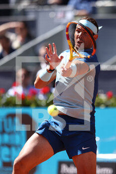 2022-05-06 - Rafael Nadal of Spain in action against Carlos Alcaraz of Spain during the Mutua Madrid Open 2022 tennis tournament on May 6, 2022 at Caja Magica stadium in Madrid, Spain - MUTUA MADRID OPEN 2022 TENNIS TOURNAMENT - INTERNATIONALS - TENNIS