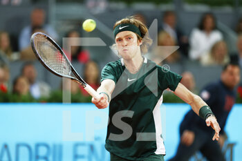 2022-05-06 - Andrey Rublev of Russia in action against Stefanos Tsitsipas of Greece during the Mutua Madrid Open 2022 tennis tournament on May 6, 2022 at Caja Magica stadium in Madrid, Spain - MUTUA MADRID OPEN 2022 TENNIS TOURNAMENT - INTERNATIONALS - TENNIS