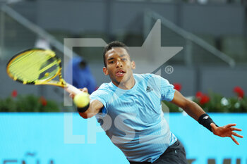 2022-05-06 - Felix Auger-Aliassime of Canada in action against Alexander Zverev of Germany during the Mutua Madrid Open 2022 tennis tournament on May 6, 2022 at Caja Magica stadium in Madrid, Spain - MUTUA MADRID OPEN 2022 TENNIS TOURNAMENT - INTERNATIONALS - TENNIS