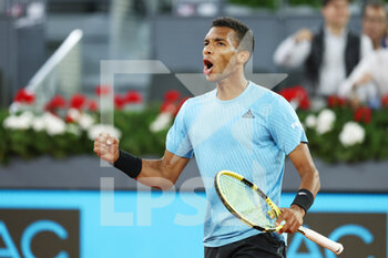 2022-05-06 - Felix Auger-Aliassime of Canada in action against Alexander Zverev of Germany during the Mutua Madrid Open 2022 tennis tournament on May 6, 2022 at Caja Magica stadium in Madrid, Spain - MUTUA MADRID OPEN 2022 TENNIS TOURNAMENT - INTERNATIONALS - TENNIS