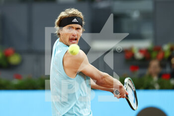 2022-05-06 - Alexander Zverev of Germany in action against Felix Auger-Aliassime of Canada during the Mutua Madrid Open 2022 tennis tournament on May 6, 2022 at Caja Magica stadium in Madrid, Spain - MUTUA MADRID OPEN 2022 TENNIS TOURNAMENT - INTERNATIONALS - TENNIS