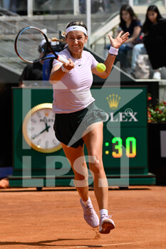 2022-05-09 - Victoria Azarenka (BLR) during the first round against Victoria Golubic (SUI) of the WTA Master 1000 Internazionali BNL D'Italia tournament at Foro Italico on May 9, 2022 - INTERNAZIONALI BNL D'ITALIA - INTERNATIONALS - TENNIS