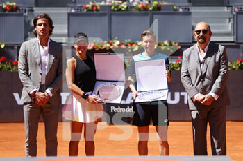 2022-05-07 - Desirae Krawczyk of United States and Demi Schuurs of The Netherlands receive the second place trophy from Feliciano Lopez, Final WTA Doubles match during the Mutua Madrid Open 2022 tennis tournament on May 7, 2022 at Caja Magica stadium in Madrid, Spain - MUTUA MADRID OPEN 2022 TENNIS TOURNAMENT - INTERNATIONALS - TENNIS