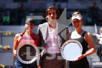 2022-05-07 - Gabriela Dabrowski of Canada and Giuliana Olmos of Mexico receives the winners trophy from Feliciano Lopez, Final WTA Doubles match during the Mutua Madrid Open 2022 tennis tournament on May 7, 2022 at Caja Magica stadium in Madrid, Spain - MUTUA MADRID OPEN 2022 TENNIS TOURNAMENT - INTERNATIONALS - TENNIS