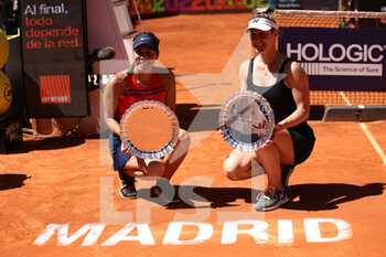2022-05-07 - Gabriela Dabrowski of Canada and Giuliana Olmos of Mexico pose for photo with the winners trophy, Final WTA Doubles match during the Mutua Madrid Open 2022 tennis tournament on May 7, 2022 at Caja Magica stadium in Madrid, Spain - MUTUA MADRID OPEN 2022 TENNIS TOURNAMENT - INTERNATIONALS - TENNIS