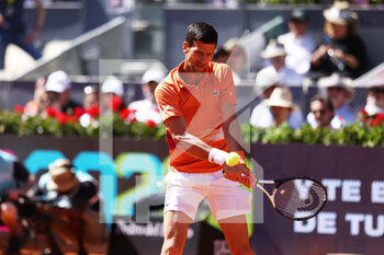 2022-05-07 - Novak Djokovic of Serbia in action against Carlos Alcaraz of Spain during the Mutua Madrid Open 2022 tennis tournament on May 7, 2022 at Caja Magica stadium in Madrid, Spain - MUTUA MADRID OPEN 2022 TENNIS TOURNAMENT - INTERNATIONALS - TENNIS