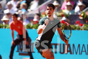 2022-05-07 - Carlos Alcaraz of Spain in action against Novak Djokovic of Serbia during the Mutua Madrid Open 2022 tennis tournament on May 7, 2022 at Caja Magica stadium in Madrid, Spain - MUTUA MADRID OPEN 2022 TENNIS TOURNAMENT - INTERNATIONALS - TENNIS