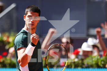 2022-05-07 - Carlos Alcaraz of Spain in action against Novak Djokovic of Serbia during the Mutua Madrid Open 2022 tennis tournament on May 7, 2022 at Caja Magica stadium in Madrid, Spain - MUTUA MADRID OPEN 2022 TENNIS TOURNAMENT - INTERNATIONALS - TENNIS