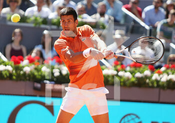 2022-05-07 - Novak Djokovic of Croatia in action against Carlos Alcaraz of Spain during the Mutua Madrid Open 2022 tennis tournament on May 7, 2022 at Caja Magica stadium in Madrid, Spain - MUTUA MADRID OPEN 2022 TENNIS TOURNAMENT - INTERNATIONALS - TENNIS