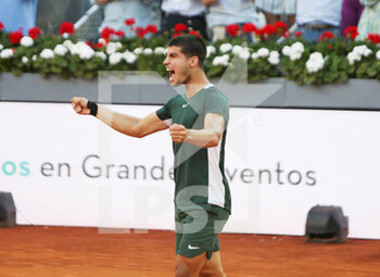 2022-05-07 - Carlos Alcaraz of Spain reacts after winning against Novak Djokovic of Croatia during the Mutua Madrid Open 2022 tennis tournament on May 7, 2022 at Caja Magica stadium in Madrid, Spain - MUTUA MADRID OPEN 2022 TENNIS TOURNAMENT - INTERNATIONALS - TENNIS