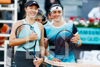 2022-05-07 - Jessica Pegula of United States and Ons Jabeur of Tunisia, Women's Final during the Mutua Madrid Open 2022 tennis tournament on May 7, 2022 at Caja Magica stadium in Madrid, Spain - MUTUA MADRID OPEN 2022 TENNIS TOURNAMENT - INTERNATIONALS - TENNIS