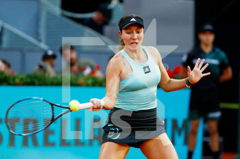 2022-05-07 - Jessica Pegula of United States in action against Ons Jabeur of Tunisia, Women's Final during the Mutua Madrid Open 2022 tennis tournament on May 7, 2022 at Caja Magica stadium in Madrid, Spain - MUTUA MADRID OPEN 2022 TENNIS TOURNAMENT - INTERNATIONALS - TENNIS