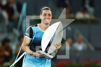 2022-05-07 - Ons Jabeur of Tunisia poses with the champion trophy after winning against Jessica Pegula of United States, Women's Final during the Mutua Madrid Open 2022 tennis tournament on May 7, 2022 at Caja Magica stadium in Madrid, Spain - MUTUA MADRID OPEN 2022 TENNIS TOURNAMENT - INTERNATIONALS - TENNIS