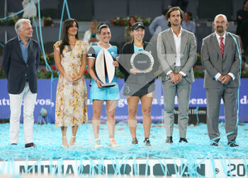 2022-05-07 - Ons Jabeur of Tunisia (winner) and Jessica Pegula of United States (second place) pose for photo with the trophies, Women's Final during the Mutua Madrid Open 2022 tennis tournament on May 7, 2022 at Caja Magica stadium in Madrid, Spain - MUTUA MADRID OPEN 2022 TENNIS TOURNAMENT - INTERNATIONALS - TENNIS
