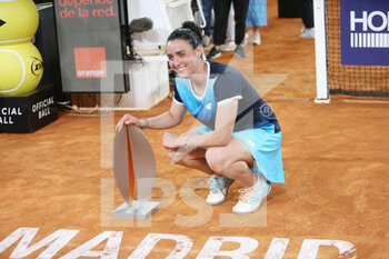 2022-05-07 - Ons Jabeur of Tunisia poses with the champion trophy after winning against Jessica Pegula of United States, Women's Final during the Mutua Madrid Open 2022 tennis tournament on May 7, 2022 at Caja Magica stadium in Madrid, Spain - MUTUA MADRID OPEN 2022 TENNIS TOURNAMENT - INTERNATIONALS - TENNIS