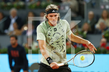 2022-05-07 - Stefanos Tsitsipas of Greece in action against Alexander Zverev of Germany during the Mutua Madrid Open 2022 tennis tournament on May 7, 2022 at Caja Magica stadium in Madrid, Spain - MUTUA MADRID OPEN 2022 TENNIS TOURNAMENT - INTERNATIONALS - TENNIS