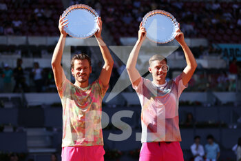2022-05-08 - Wesley Koolhof of The Netherlands and Neal Skupski of Great Britain pose with champions place trophy after winning against Juan Sebastian Cabal and Robert Farah of Colombia, Final ATP doubles match during the Mutua Madrid Open 2022 tennis tournament on May 8, 2022 at Caja Magica stadium in Madrid, Spain - MUTUA MADRID OPEN 2022 TENNIS TOURNAMENT - INTERNATIONALS - TENNIS