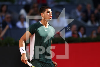 2022-05-08 - Carlos Alcaraz of Spain in action against Alexander Zverev of Germany, Men's Final during the Mutua Madrid Open 2022 tennis tournament on May 8, 2022 at Caja Magica stadium in Madrid, Spain - MUTUA MADRID OPEN 2022 TENNIS TOURNAMENT - INTERNATIONALS - TENNIS