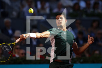 2022-05-08 - Carlos Alcaraz of Spain in action against Alexander Zverev of Germany, Men's Final during the Mutua Madrid Open 2022 tennis tournament on May 8, 2022 at Caja Magica stadium in Madrid, Spain - MUTUA MADRID OPEN 2022 TENNIS TOURNAMENT - INTERNATIONALS - TENNIS