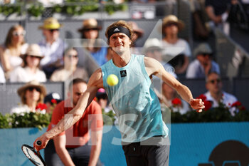 2022-05-08 - Alexander Zverev of Germany in action against Carlos Alcaraz of Spain, Men's Final during the Mutua Madrid Open 2022 tennis tournament on May 8, 2022 at Caja Magica stadium in Madrid, Spain - MUTUA MADRID OPEN 2022 TENNIS TOURNAMENT - INTERNATIONALS - TENNIS