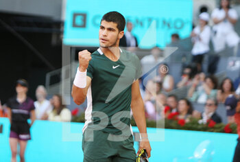 2022-05-08 - Carlos Alcaraz of Spain in action against Alexander Zverev of Germany, Final Men's ATP match during the Mutua Madrid Open 2022 tennis tournament on May 8, 2022 at Caja Magica stadium in Madrid, Spain - MUTUA MADRID OPEN 2022 TENNIS TOURNAMENT - INTERNATIONALS - TENNIS