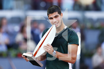 2022-05-08 - Carlos Alcaraz of Spain celebrates with the champion trophy after winning against Alexander Zverev of Germany, Men's Final during the Mutua Madrid Open 2022 tennis tournament on May 8, 2022 at Caja Magica stadium in Madrid, Spain - MUTUA MADRID OPEN 2022 TENNIS TOURNAMENT - INTERNATIONALS - TENNIS