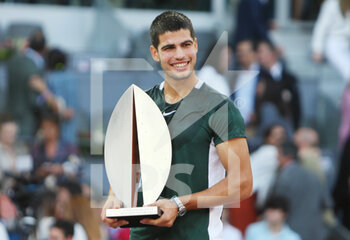 2022-05-08 - Carlos Alcaraz of Spain celebrates with the champion trophy after winning against Alexander Zverev of Germany, Final Men's ATP match during the Mutua Madrid Open 2022 tennis tournament on May 8, 2022 at Caja Magica stadium in Madrid, Spain - MUTUA MADRID OPEN 2022 TENNIS TOURNAMENT - INTERNATIONALS - TENNIS