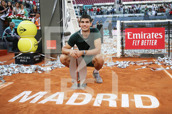 2022-05-08 - Carlos Alcaraz of Spain celebrates with the champion trophy after winning against Alexander Zverev of Germany, Men's Final during the Mutua Madrid Open 2022 tennis tournament on May 8, 2022 at Caja Magica stadium in Madrid, Spain - MUTUA MADRID OPEN 2022 TENNIS TOURNAMENT - INTERNATIONALS - TENNIS