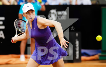 2022-05-09 - Simona Halep of Romania in action against Alize Cornet of France during first round of the Internazionali BNL d'Italia 2022, Masters 1000 tennis tournament on May 9, 2022 at Foro Italico in Rome, Italy - INTERNAZIONALI BNL D'ITALIA 2022, MASTERS 1000 TENNIS TOURNAMENT - INTERNATIONALS - TENNIS
