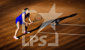 2022-05-09 - Elisabetta Cocciaretto of Italy in action against Belinda Bencic of Switzerland during the first round of the Internazionali BNL d'Italia 2022, Masters 1000 tennis tournament on May 9, 2022 at Foro Italico in Rome, Italy - INTERNAZIONALI BNL D'ITALIA 2022, MASTERS 1000 TENNIS TOURNAMENT - INTERNATIONALS - TENNIS