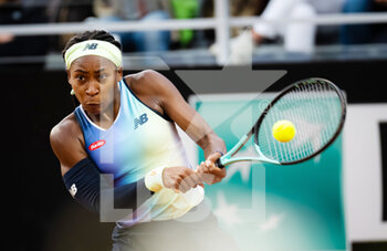 2022-05-09 - Cori Gauff of the United States in action against Angelique Kerber of Germany during the first round of the Internazionali BNL d'Italia 2022, Masters 1000 tennis tournament on May 9, 2022 at Foro Italico in Rome, Italy - INTERNAZIONALI BNL D'ITALIA 2022, MASTERS 1000 TENNIS TOURNAMENT - INTERNATIONALS - TENNIS