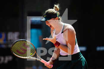 2022-05-10 - Marta Kostyuk of Ukraine in action against Madison Brengle of the United States during the first round of the Internazionali BNL d'Italia 2022, Masters 1000 tennis tournament on May 10, 2022 at Foro Italico in Rome, Italy - INTERNAZIONALI BNL D'ITALIA 2022, MASTERS 1000 TENNIS TOURNAMENT - INTERNATIONALS - TENNIS