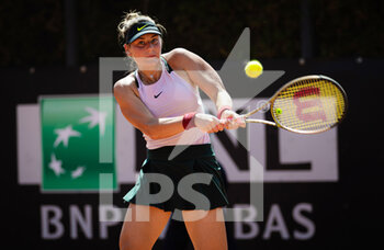 2022-05-10 - Marta Kostyuk of Ukraine in action against Madison Brengle of the United States during the first round of the Internazionali BNL d'Italia 2022, Masters 1000 tennis tournament on May 10, 2022 at Foro Italico in Rome, Italy - INTERNAZIONALI BNL D'ITALIA 2022, MASTERS 1000 TENNIS TOURNAMENT - INTERNATIONALS - TENNIS