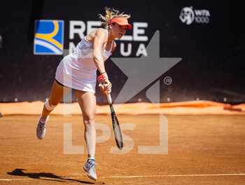 2022-05-10 - Tereza Martincova of the Czech Republic in action against Amanda Anisimova of the United States during first round of the Internazionali BNL d'Italia 2022, Masters 1000 tennis tournament on May 10, 2022 at Foro Italico in Rome, Italy - INTERNAZIONALI BNL D'ITALIA 2022, MASTERS 1000 TENNIS TOURNAMENT - INTERNATIONALS - TENNIS