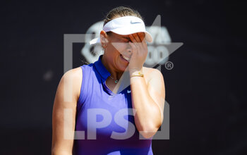 2022-05-10 - Amanda Anisimova of the United States in action against Tereza Martincova of the Czech Republic during first round of the Internazionali BNL d'Italia 2022, Masters 1000 tennis tournament on May 10, 2022 at Foro Italico in Rome, Italy - INTERNAZIONALI BNL D'ITALIA 2022, MASTERS 1000 TENNIS TOURNAMENT - INTERNATIONALS - TENNIS