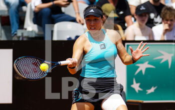 2022-05-10 - Jessica Pegula of the United States in action against Liudmila Samsonova of Russia during first round of the Internazionali BNL d'Italia 2022, Masters 1000 tennis tournament on May 10, 2022 at Foro Italico in Rome, Italy - INTERNAZIONALI BNL D'ITALIA 2022, MASTERS 1000 TENNIS TOURNAMENT - INTERNATIONALS - TENNIS