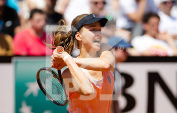 2022-05-10 - Liudmila Samsonova of Russia in action against Jessica Pegula of the United States during the first round of the Internazionali BNL d'Italia 2022, Masters 1000 tennis tournament on May 10, 2022 at Foro Italico in Rome, Italy - INTERNAZIONALI BNL D'ITALIA 2022, MASTERS 1000 TENNIS TOURNAMENT - INTERNATIONALS - TENNIS