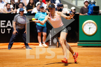 2022-05-10 - Liudmila Samsonova of Russia in action against Jessica Pegula of the United States during the first round of the Internazionali BNL d'Italia 2022, Masters 1000 tennis tournament on May 10, 2022 at Foro Italico in Rome, Italy - INTERNAZIONALI BNL D'ITALIA 2022, MASTERS 1000 TENNIS TOURNAMENT - INTERNATIONALS - TENNIS